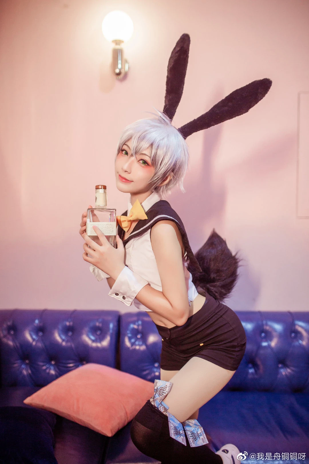 Nữ Tiếp Viên KTV Cosplay Bé Thỏ Phục vụ Khách Hàng