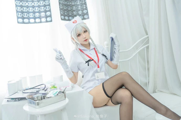 Cô Y Tá Đến Chích Thuốc Cho Bệnh Nhận Bởi @Sakana