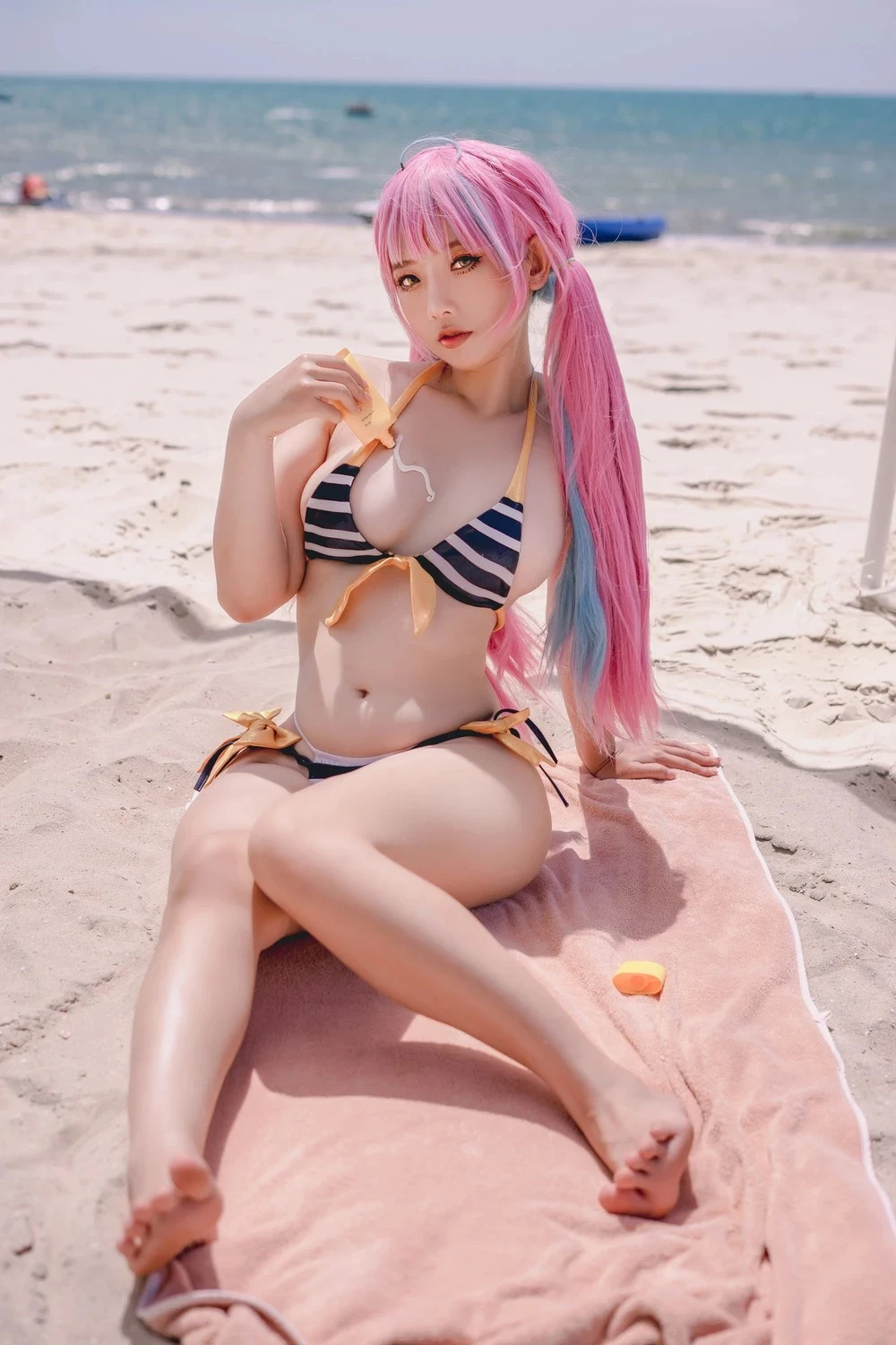 Messie Huang Coser Diện Bikini Show Ảnh Nóng Trên Bãi Biển