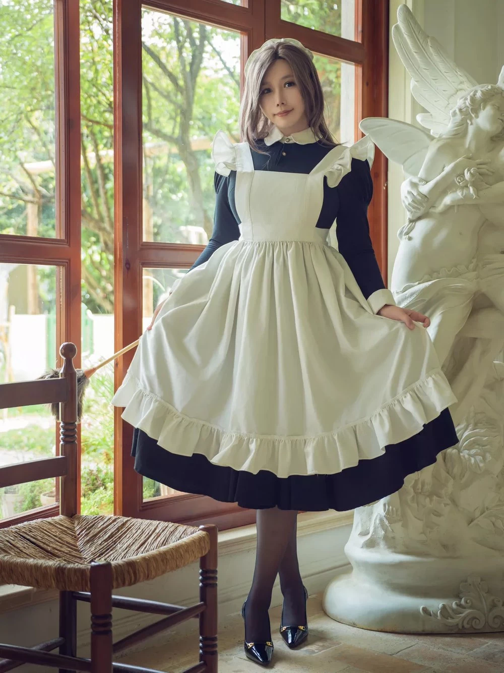 idol coser hóa thân cô hầu gái Nóng bỏng khỏe dáng với tất lưới đen