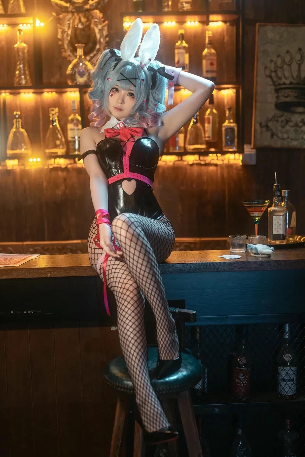 Nữ Phục Vụ Sexy Trong Quán Bar
