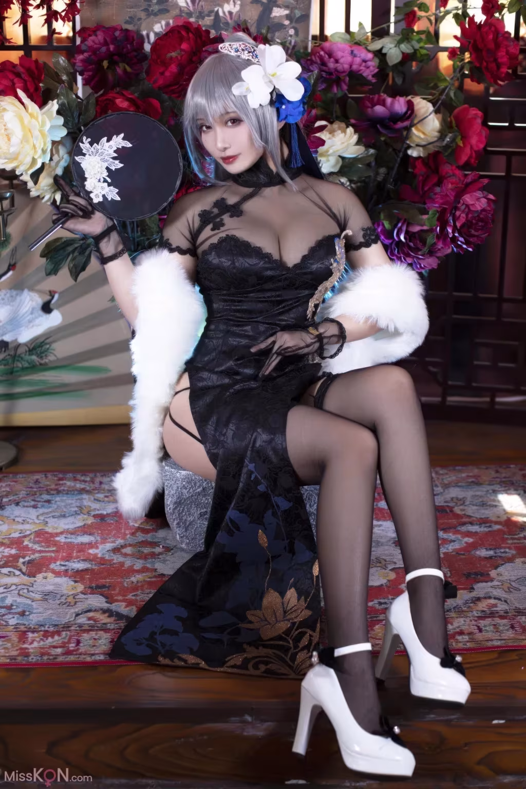 Luo Li hóa trang thành Louis IX từ Azur Lane Gợi Cảm trong chiếc kỳ bào cổ trang