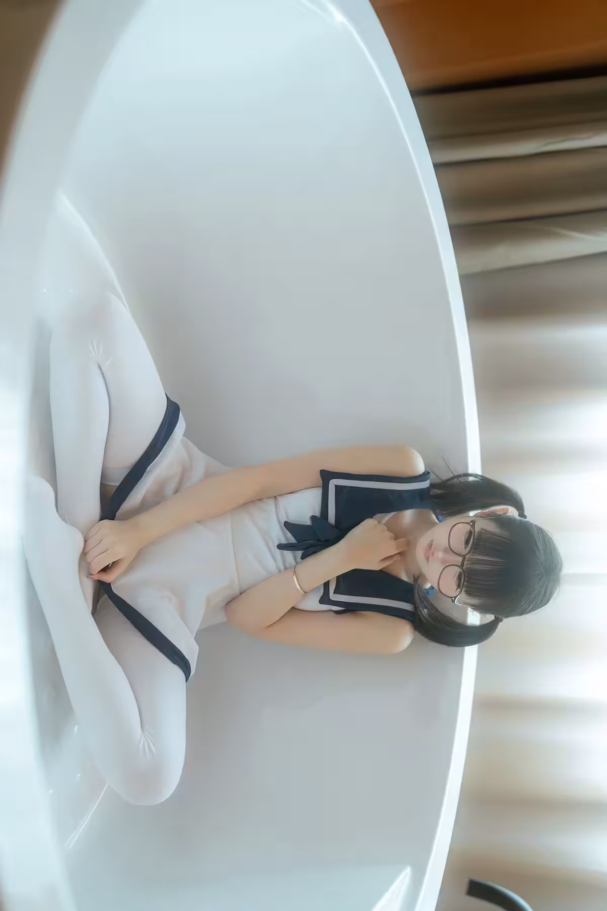 Em Gái Loli cosplay Học sinh Show Ảnh X Trong Bồn Tắm